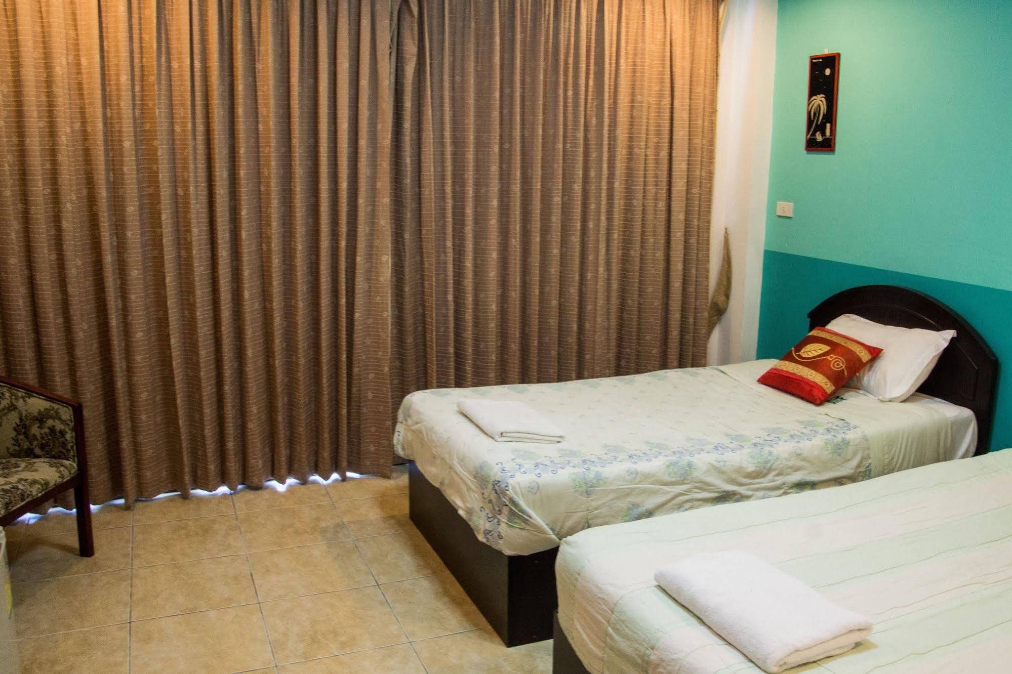Patong Bay Guesthouse Екстериор снимка